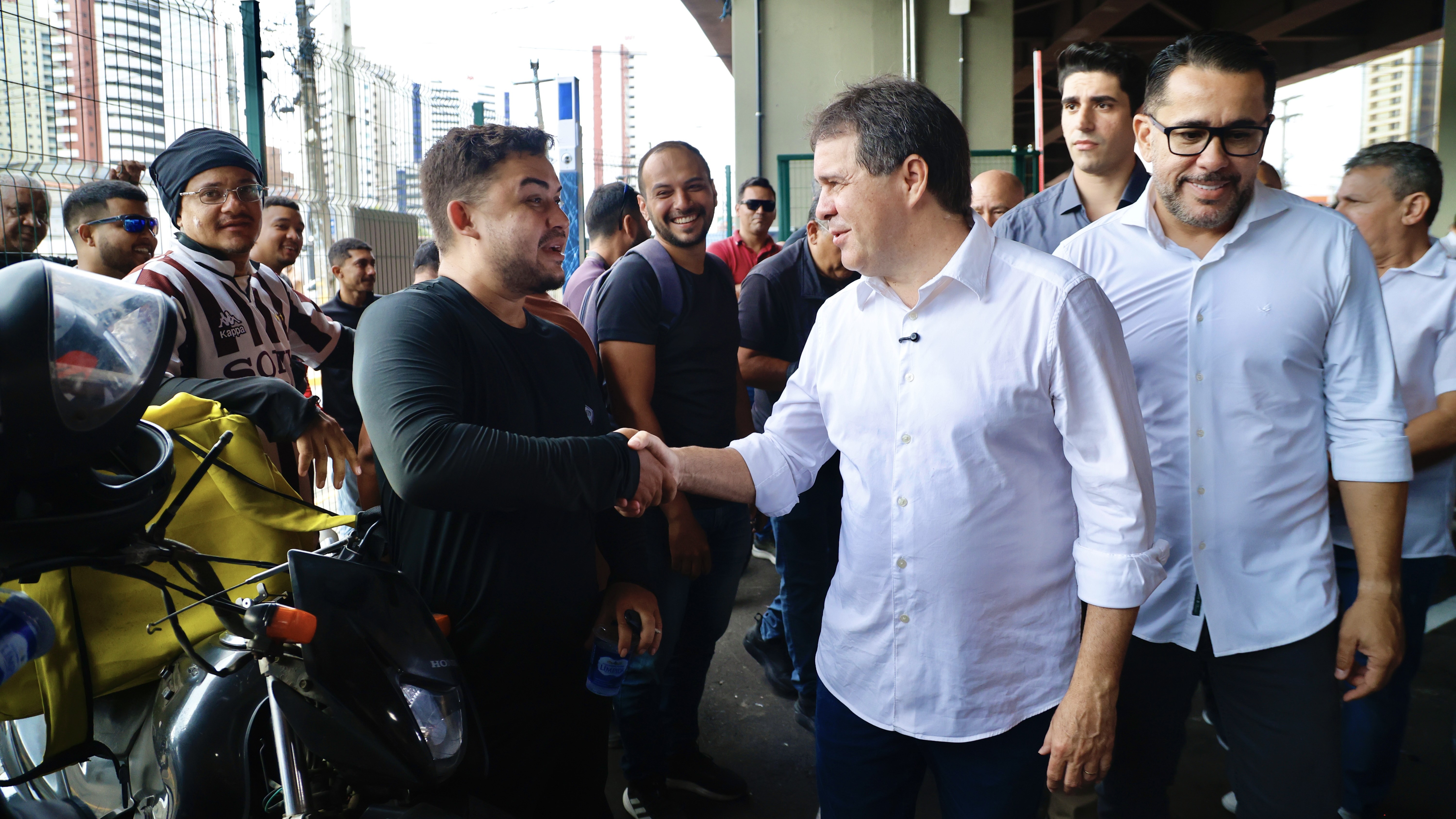 Prefeito Evandro Leitão cumprimenta um homem durante a inauguração da Paradinha